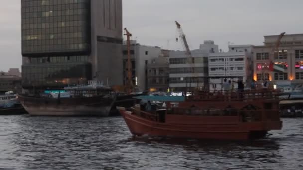 Dubai creek sett från båt — Stockvideo