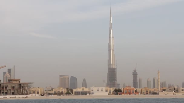 Dubai sett från båt — Stockvideo