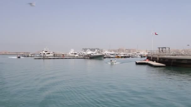 Dubai marina z łodzi — Wideo stockowe