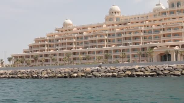 Palmeninsel Dubai vom Boot aus gesehen — Stockvideo