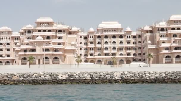 Dubai Palm Island Visto desde el barco — Vídeo de stock