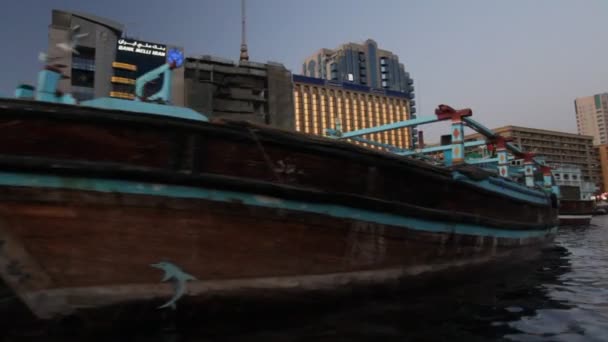 在晚上的迪拜河 — 图库视频影像