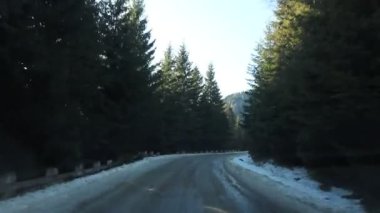Kışın dağ yolu