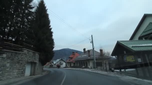Bergsväg på vintern — Stockvideo
