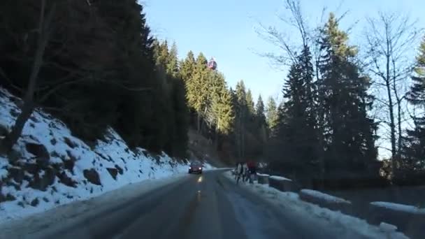 Camino de montaña en invierno — Vídeos de Stock