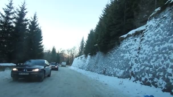 Camino de montaña en invierno — Vídeo de stock