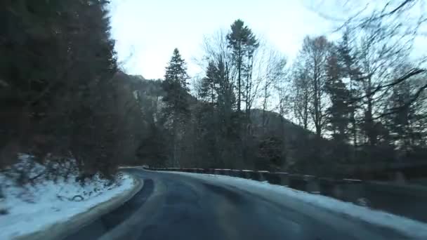 Горная дорога зимой — стоковое видео
