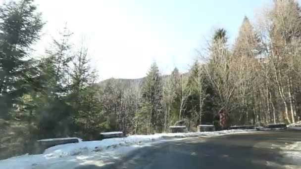 Bergsväg på vintern — Stockvideo