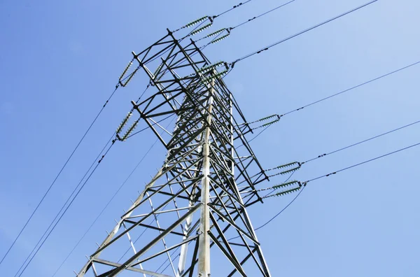 Tour haute tension avec ciel bleu, lignes électriques — Photo