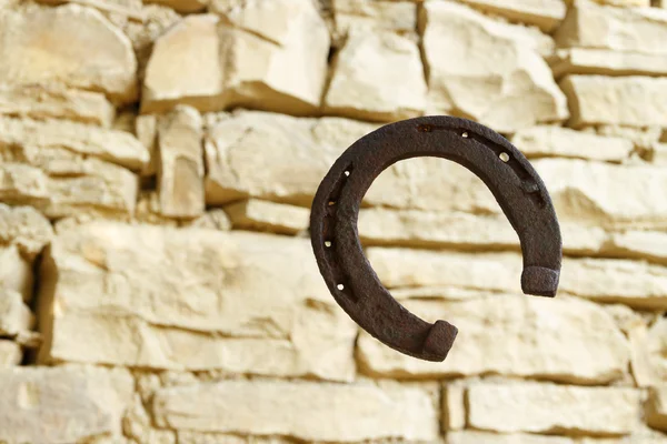 Vecchio ferro di cavallo arrugginito — Foto Stock