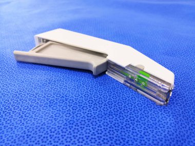 Mavi Arkaplanda Beyaz Renkli Tek Kullanılabilir Cerrahi Zımba Zımbası. Seçici Odaklanma