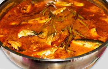 Kerala Stili Baharatlı Sardalya ya da Pişirme Tavasındaki Chaala Curry 'nin yakın plan resmi. Seçici Odaklanma