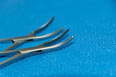 Mavi Arkaplandaki Hemostat Arter Forseps 'in yakın plan görüntüsü. Seçici Odaklanma