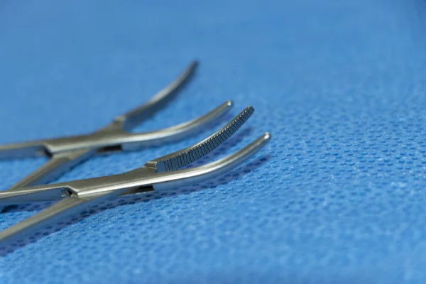 Крупный План Изображения Hemostats Artery Forceps Tip Blue Background Селективный — стоковое фото