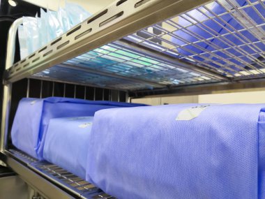 Buhar makinesi tramvayına yerleştirilmiş cerrahi alet setinin yakın çekim görüntüsü. Seçici Odaklanma