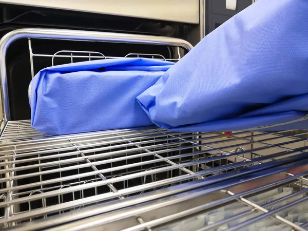 Buhar Temizleme Makinesine Yerleştirilmiş Cerrahi Aletin Yakın Çekim Görüntüsü Seçici — Stok fotoğraf