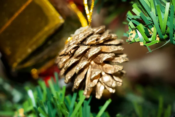 Detailní Záběr Krásné Zdobené Vánoční Stromeček Selektivní Zaměření — Stock fotografie
