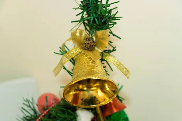 Detailní Záběr Krásné Zdobené Vánoční Stromeček Zlatým Zvonkem Selektivní Zaměření — Stock fotografie