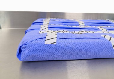 Mavi Sarılı Cerrahi Teleskop 'un yakın çekim görüntüsü. Seçici Odaklanma