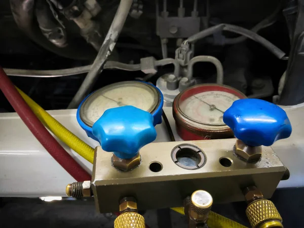 Closeup Image Checking Car Air Conditioning Gas Pressure Gauge — Stock Photo, Image