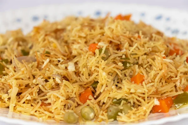 Sebze Vermicelli Upma ya da Semiya Upma 'nın yakın plan resmi. Seçici Odaklanma