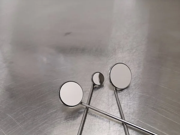 Paslanmaz Çelik Tıbbi Aynanın Kapalı Görüntüsü — Stok fotoğraf