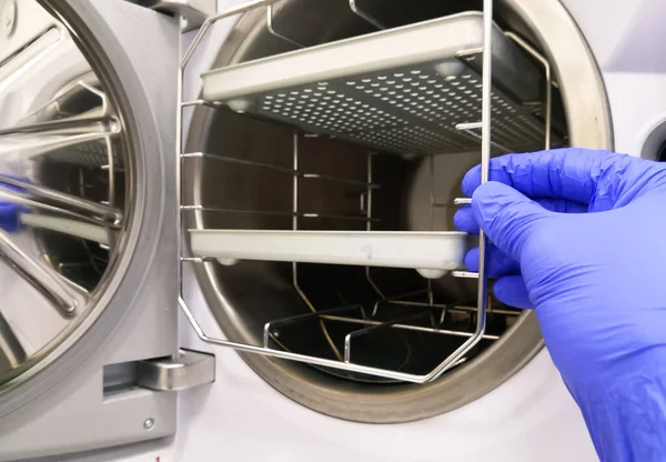 Teknisyen Tarafından Kaldırılan Üst Masa Buharlı Sterilizatöründen Çekmecenin Kapanış Resmi — Stok fotoğraf