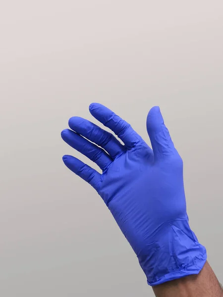 Крупный План Медицинских Одноразовых Голубых Нитрильных Перчаток Рукой — стоковое фото