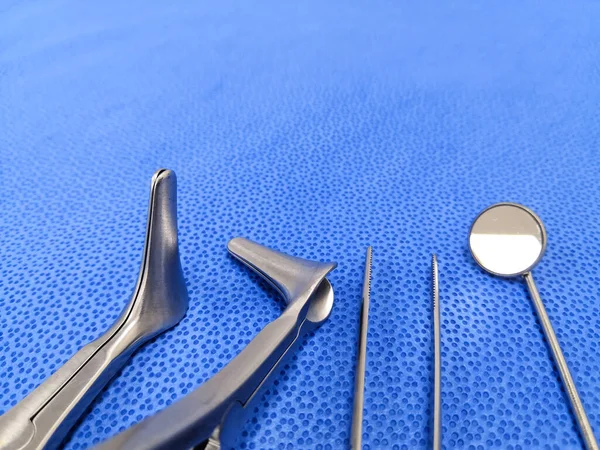 Zbliżenie Obrazu Rozmieszczone Laryngologiczne Instrumenty Chirurgiczne Sali Operacyjnej — Zdjęcie stockowe
