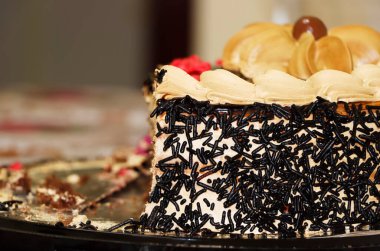 Dilimlenmiş Koyu Kremalı Kekin Kapalı Görüntüsü