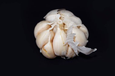 Siyah Arkaplanda Beyaz Sarımsağın Yakın Görüntüsü