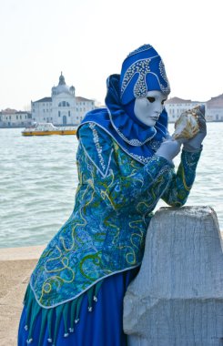 bir kabuk ile maske