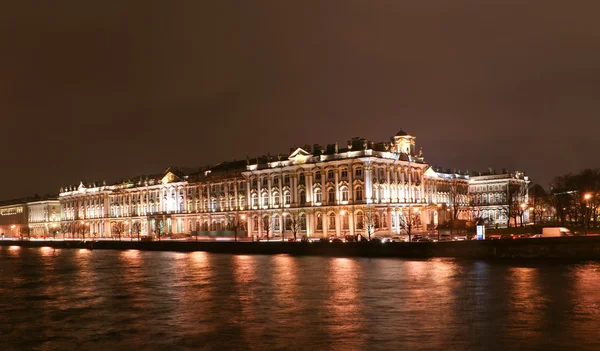 Pałacem zimowym w Petersburgu — Zdjęcie stockowe