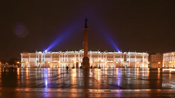 O palácio de inverno e coluna alexandriana — Fotografia de Stock