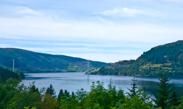De brug over de fjord — Stockfoto