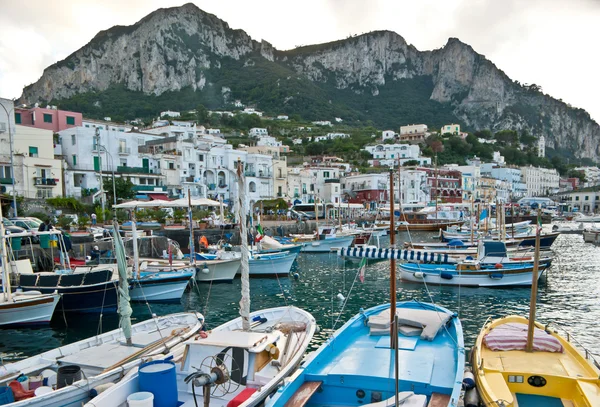 Die Boote im Hafen von Capri — Stockfoto