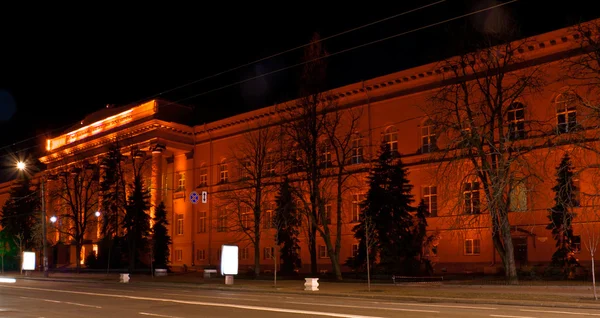 De rode universiteitsgebouw — Stockfoto