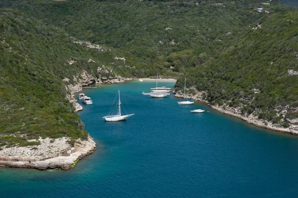 The yacht in the small haven — Stock Photo, Image