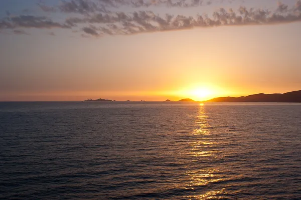 De romantische zonsondergang vanaf de zee — Stockfoto