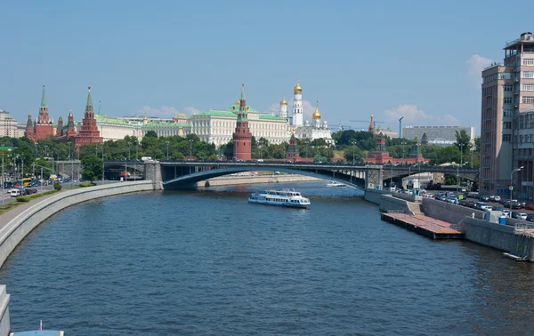 Cremlino di Mosca attraverso il ponte — Foto Stock