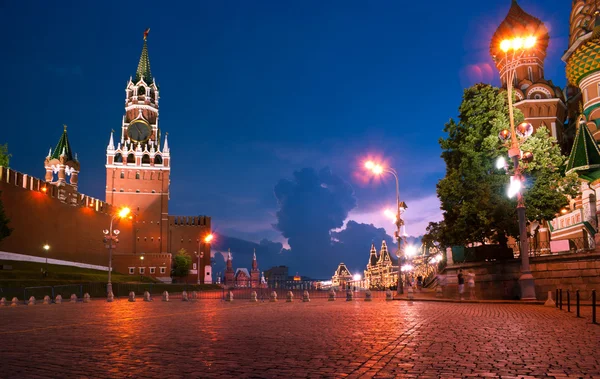 La tour Spasskaya et la cathédrale Saint-Basile dans la soirée — Photo