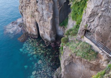 kayalık sahil şeridi