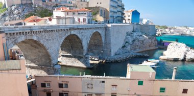 Köprünün altında