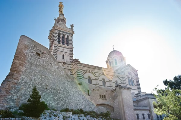 Notre-dame de la garde z promienie słoneczne — Zdjęcie stockowe