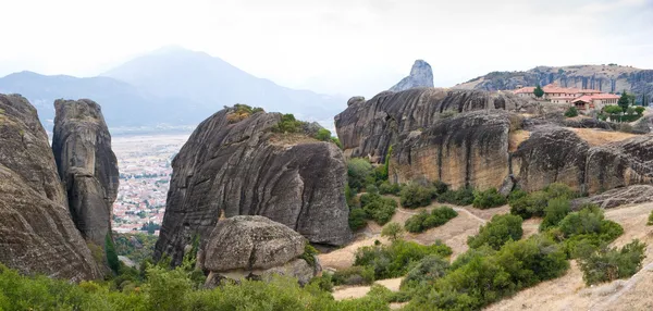 Widok przez góry meteora — Zdjęcie stockowe