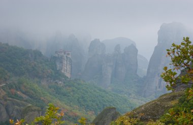 Meteora uçurumlar