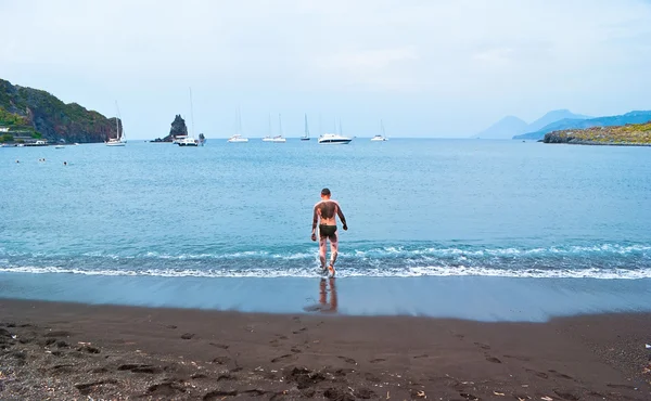 The volcanic beach — Stock Photo, Image