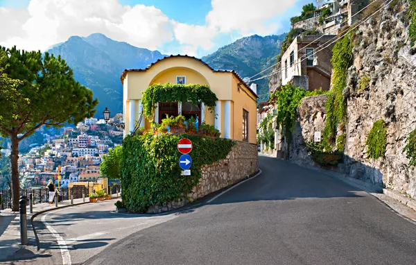 La casa en el cruce — Foto de Stock