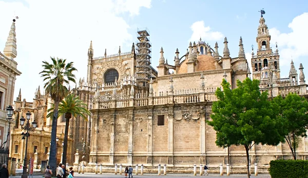 Las enormes murallas de la catedral — Foto de Stock