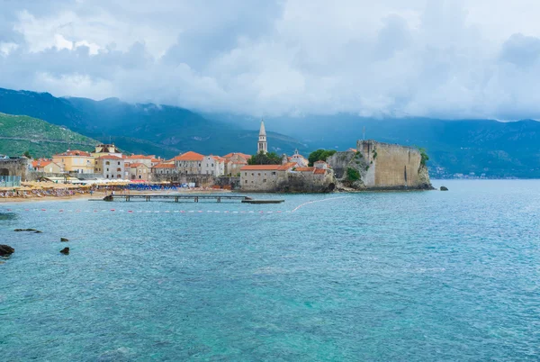 Le montagne nebbiose — Foto Stock